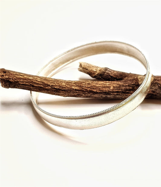 צמיד כסף סטרלינג 925 רחב בעיצוב קלאסי עם שוליים מעוטרים