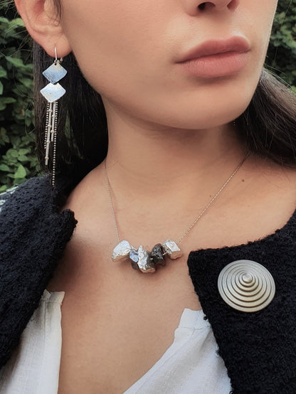 עגילי תליון גיאומטריים בשילוב שרשראות משתלשלות