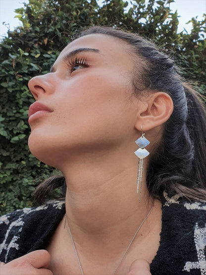 עגילי תליון גיאומטריים בשילוב שרשראות משתלשלות