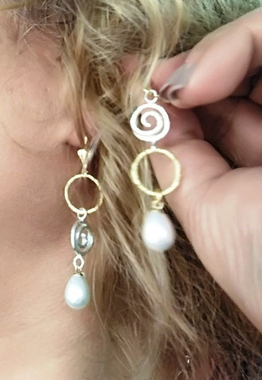 עגילי ספירלה אסימטריים בשילוב פנינים טבעיות