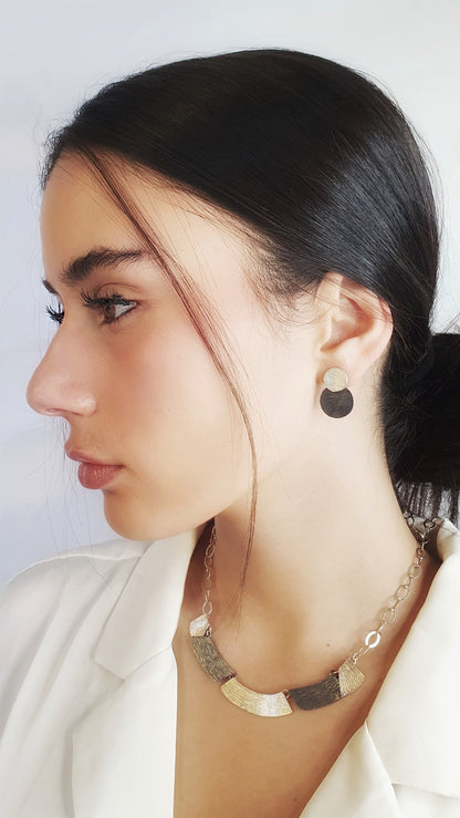 עגילי כסף גיאומטריים עם טקסטורה פראית