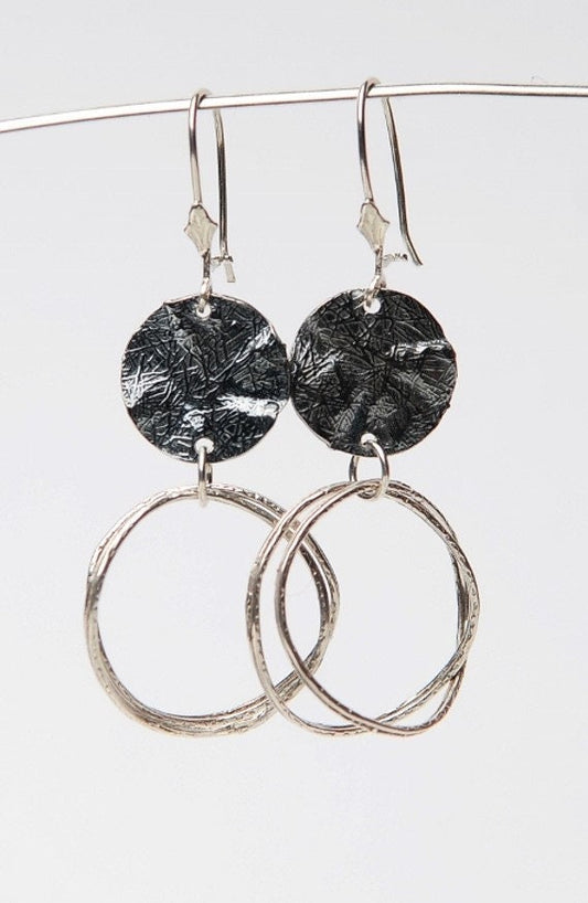 עגילי כסף בשני גוונים בעיצוב גיאומטרי