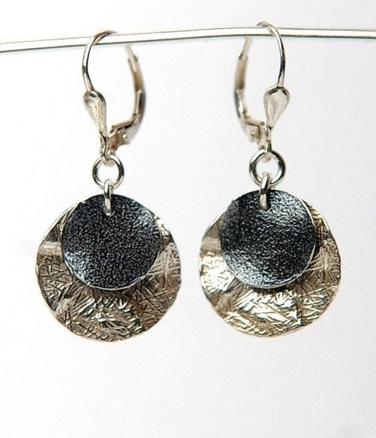 עגילי כסף גיאומטריים בשילוב כסף מושחר