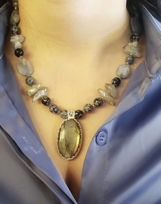 שרשרת לברדורייט בשילוב אבנים טבעיות בעיצוב אורגני