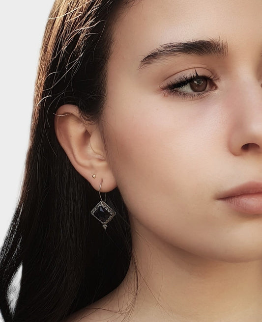 עגילי כסף אלגנטיים משובצים באבן אמטיסט