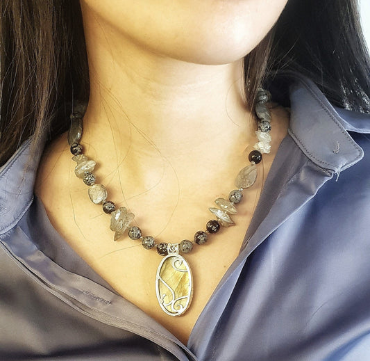 שרשרת לברדורייט בשילוב אבנים טבעיות בעיצוב אורגני