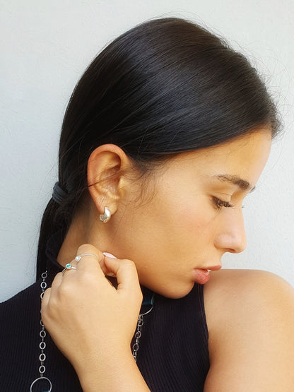 עגילי חישוק רחבים מכסף במראה קלאסי