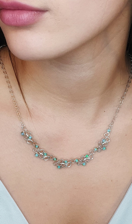 שרשרת כסף משובצת אבני אופל בעיצוב רומנטי