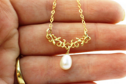Tiny gold necklace, Pearl necklace, Gold pearl necklace, Smal necklace,Simple every day,love Pearl pendant, Bridal jewelry, Wedding jewelry,